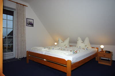 Schlafzimmer vorne 1
